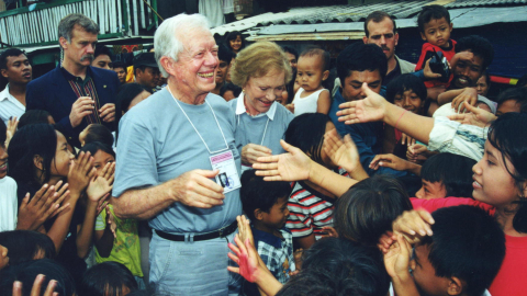 Fotografía cedida por la Fundación Carter del expresidente Jimmy Carter junto a su esposa Rosalynn Carter, saludando a niños durante las elecciones indonesias en 1999.