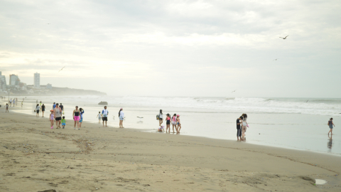 Turistas en las playas de Manta, en Manabí.