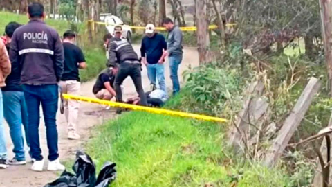 Personal de Criminalística de la Policía Nacional durante el levantamiento de cuerpos en Zalapa, en Loja.