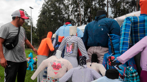 Monigotes realizados en Quito con prendas de vestir viejas.