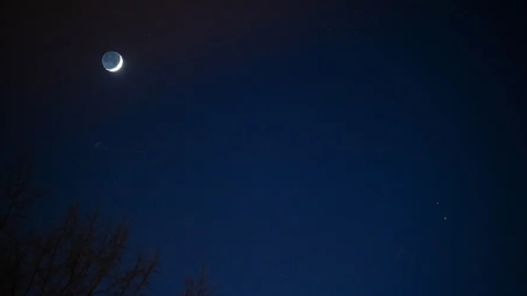 La Luna (i), Saturno (derecha arriba) y Júpiter (derecha abajo) en el verano de 2023.