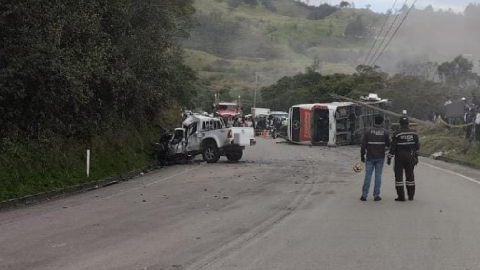 Un bus de transporte de pasajeros que se volcó e impactó contra una camioneta en la vía Santiago-Loja, en el sector Zenen, este 30 de diciembre de 2024.