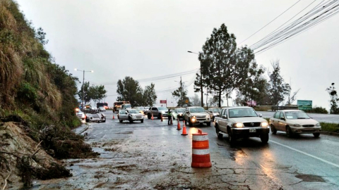 Cierre vial en la avenida Simón Bolívar, en Quito, este 31 de diciembre de 2024.