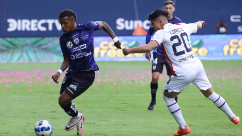 Keny Arroyo maneja una pelota en la final de la LigaPro 2024 ante Liga de Quito, en el estadio Banco Guayaquil, el 14 de diciembre.