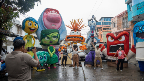 Fotografía de monigotes de la película 'Intensamente' durante la 'Ruta de Monigotes Gigantes', en Guayaquil (Ecuador).