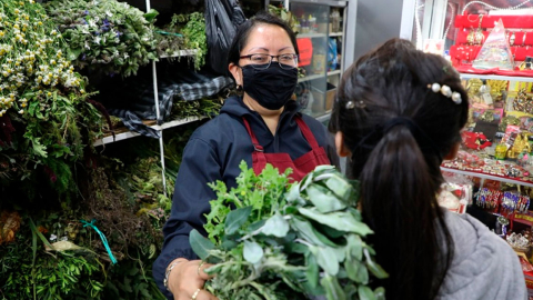 Imagen de archivo de una limpia energética en el mercado San Francisco, en Quito.