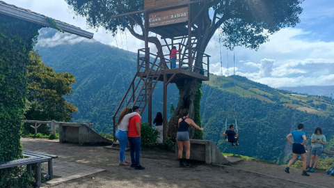 Turistas en la Casa del Árbol, famosa atracción natural de Baños de Agua Santa, en Tungurahua.