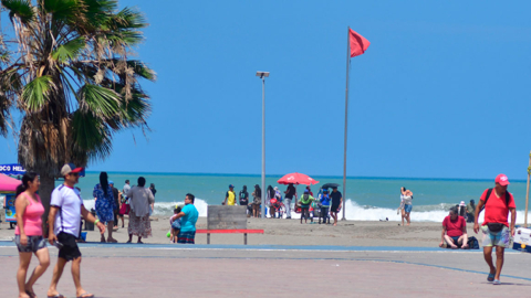 Bandera roja de no ingresar al mar en una playa de Manta, en Manabí.