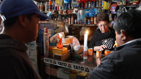 Negocios atienden a la luz de las velas por los cortes de luz, Cuenca, 24 de abril de 2024.