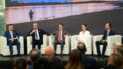 El Ministro de Finanzas, Juan Carlos Vega (segundo desde la izq.), junto al Presidente Daniel Noboa, 17 de diciembre de 2024.