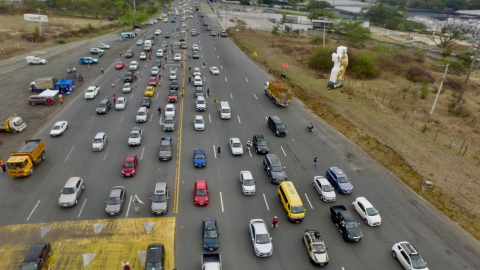 Varios vehículos se movilizan por la rede estatal vial de Ecuador en los primeros días de 2025.