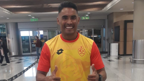 José Juan Vásquez, nuevo jugador de Aucas, en su arribo a Quito, el 2 de enero de 2025.