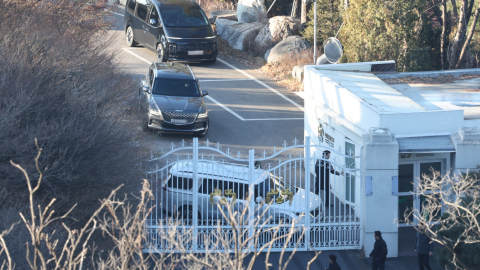 Un vehículo del servicio de seguridad del presidente destituido de Corea del Sur, Yoon Suk Yeol, bloquea una puerta de entrada a la residencia presidencial, 3 de enero de 2024.