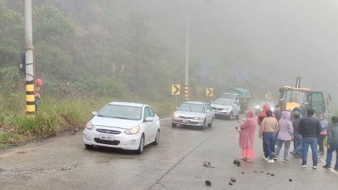 Vehículos circulan por la vía Cuenca - Molleturo, en Azuay.