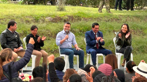 El presidente Daniel Noboa saluda a los moradores de Tumbaco, en el oriente de Quito, este 3 de enero de 2025.