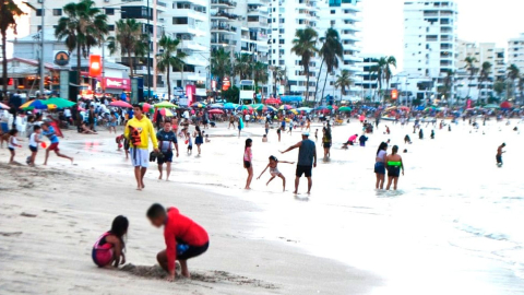 Turistas en una de las playas de Santa Elena, durante el feriado de Año Nuevo en Ecuador.