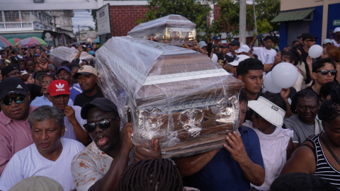 Los restos de los cuatro niños de Guayaquil desaparecidos y hallados sin vida, durante su sepultura el 1 de enero de 2025.