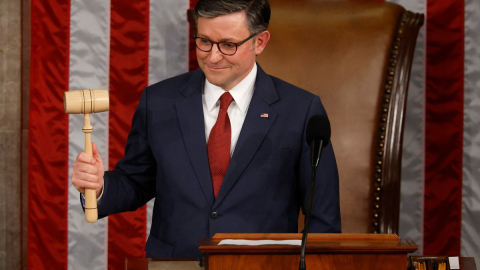 El presidente de la Cámara de Representantes de los Estados Unidos, Mike Johnson, pronuncia un discurso tras ser reelegido presidente el 3 de enero de 2025 en Washington.