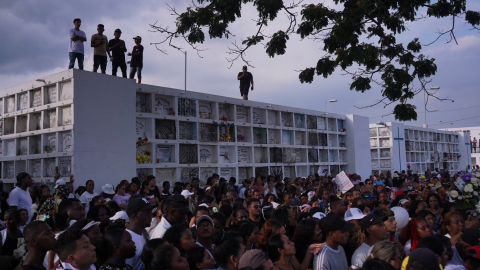 Los restos de los cuatro menores asesinados fueron llevados en hombros por familiares desde el sector de Las Malvinas, al sur de Guayaquil, hasta el Cementerio Ángel María Canals, el 1 de enero de 2025.