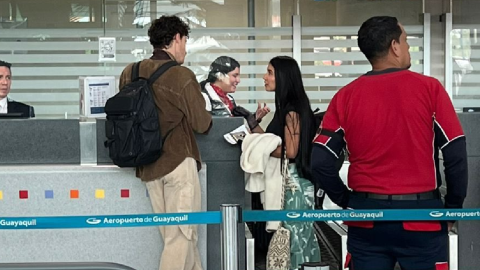 El cantante canadiense Shawn Mendes junto a la activista Helena Gualinga en el aeropuerto José Josquín de Olmedo, en Guayaquil, este viernes 3 de enero de 2024.