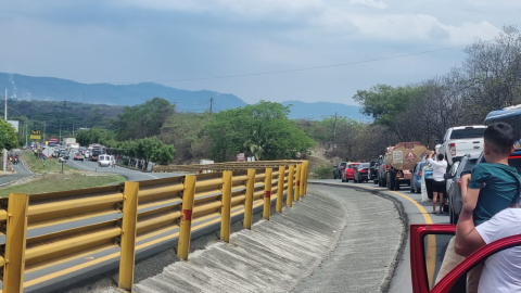 Un helicóptero de la Policía Nacional aterrizó en el kilómetro 30 de la vía a la Costa e interrumpió temporalmente la circulación vehicular, a las afueras de Guayaquil, en medio de la sorpresa de quienes transitaban por la carretera, la tarde del 3 de enero de 2025.