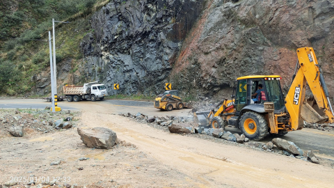 Maquinaria del Ministerio de Transporte trabaja para limpiar la vía Cuenca-Molleturo-El Empalme, tras un deslizamiento de tierra.