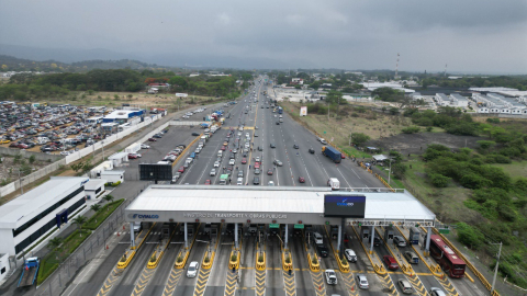 Vista aérea del regreso de vehículos a Guayaquil por el peaje de Chongón, este 4 de enero de 2025.