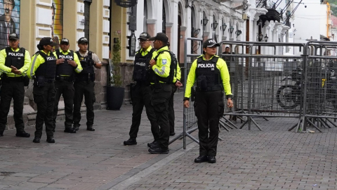 Personal policial resguarda los exteriores del palacio de Carondelet.