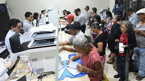 Personas en una ventanilla de pago de Guayaquil