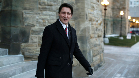 Fotografía de archivo del primer ministro de Canadá, Justin Trudeau, mientras abandona el Parlamento tras asistir a una reunión de gabinete en Ottawa, el 20 de diciembre de 2024.