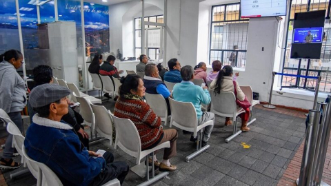 Personas pagan el impuesto predial en Quito, el 6 de enero de 2025.