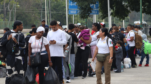 Migrantes hacen fila para abordar autobuses este viernes, en el municipio de Tapachula, estado de Chiapas, en el sur de México, 3 de enero de 2025. Imagen referencial.