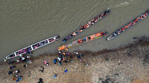 Vista aérea de migrantes llegando al Centro de Recepción Temporal de Migrantes en Lajas Blancas, 26 de septiembre de 2024.