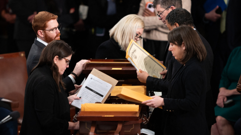 Personal del congreso de Estados Unidos revisa los votos electorales durante una sesión del Legislativo estadounidense para certificar los resultados de la elección presidencial de 2024 que dan la victoria a Donald Trump, el 6 de enero de 2025 en Washington DC, en el Capitolio.