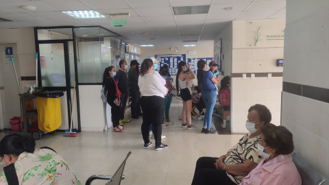 Pacientes en el centro de salud de Conocoto, el 6 de enero de 2025.