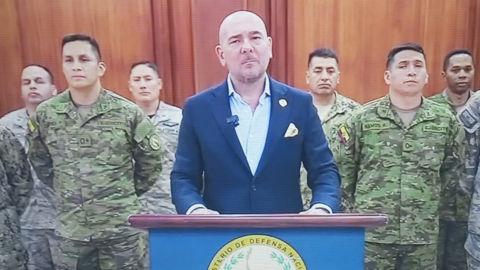 Gian Carlo Loffredo, ministro de Defensa, en una rueda de prensa junto a las Fuerzas Armadas, 6 de enero de 2025.