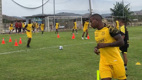 Los jugadores de Barcelona SC durante el entrenamiento de pretemporada en Manta, el martes 7 de enero de 2024.