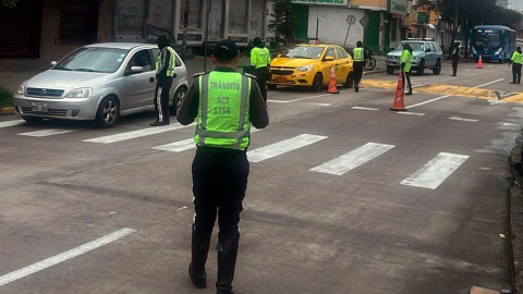 Agentes de tránsito durante un operativo de control vehicular en Quito.