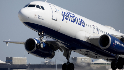 Fotografía de archivo de un avión de la aerolínea JetBlue que despega del aeropuerto internacional Ford Lauderdale en Florida, el 31 de enero de 2024.