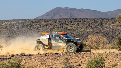 La piloto española Cristina Gutiérrez y el copiloto español Pablo Moreno conducen su Dacia Sandrider durante la tercera etapa del Rally Dakar 2025, de Bisha a Al Henakiyah en Arabia Saudita Arabia, 7 de enero de 2025.