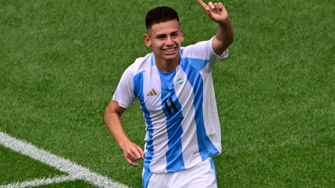 Claudio Echeverri festeja un gol con la selección argentina en los Juegos Olímpicos de París, el 30 de julio de 2024.