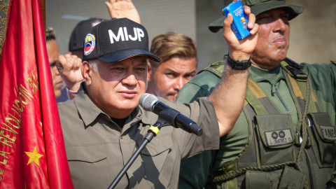 Fotografía publicada en la cuenta oficial en Telegram del programa 'Con el Mazo Dando' dirigido por el ministro del Interior de Venezuela, Diosdado Cabello, en un evento en el que tomó juramento a colectivos que prometieron "defender la patría", el 7 de enero de 2025.