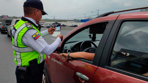 Agente de tránsito durante un control vehicular en el Peaje Chongón, en Guayas.