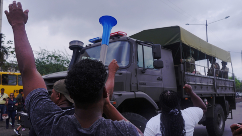 Familiares y amigos de los cuatro niños asesinados tras un operativo militar protestan frente al paso de un camión con militares frente al Complejo Judicial Valdivia Sur Guayaquil, donde se realizó la audiencia de formulación cargos contra 16 involucrados el 31 diciembre del 2024.