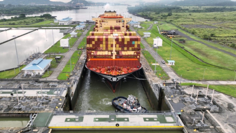 Un buque transitando por el Canal de Panamá en Panamá, 30 de agosto de 2024.