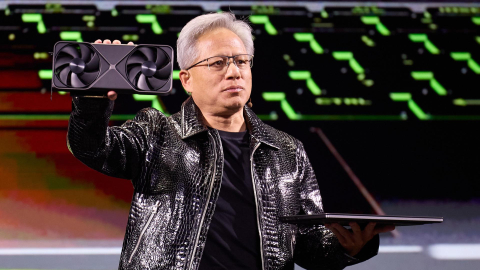 El fundador y director ejecutivo de Nvidia, Jensen Huang, sostiene la nueva tarjeta gráfica RTX Blackwell y una laptop con una tarjeta RTX 5070 durante el CES 2025 en Las Vegas, el 6 de enero de 2025.