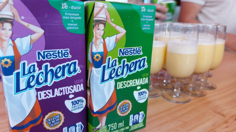 Imagen referencial de dos envases de la marca La Lechera, de Nestlé Ecuador, de la que Gloria Foods tendrá derecho de uso desde enero de 2025.