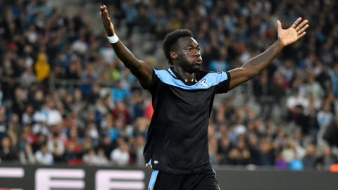 El delantero ecuatoriano de Lazio Felipe Caicedo celebra después de anotar un golal Marsella Steve Mandanda en la UEFA Europa League, el 25 de octubre de 2018.