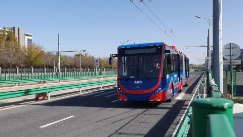 Uno de los nuevos buses articulados que tendrá el sistema Trolebús de Quito, en diciembre de 2024.