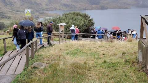 Decenas de turistas visitan el Parque Nacional Cajas, en Cuenca, por el feriado de Año Nuevo.